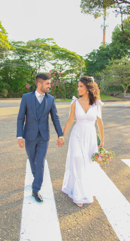 Casal noivado pré wedding ensaio casal ensaio casamento grama em Castelo Ipatinga 