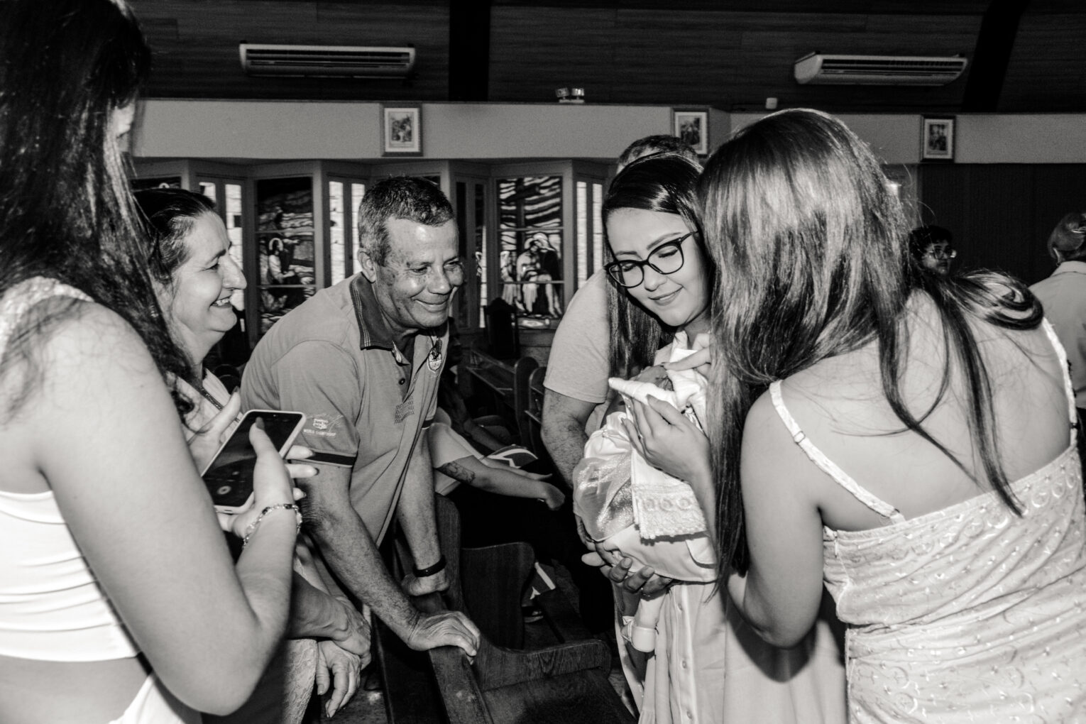 Batismo vale do aço Ipatinga fotografia de batismo fotografo fotografa de família batizado fotógrafo ipatinga fotografia de familia fotógrafo ensaio sacra sagrado momento sagrado batizado igreja católica padrinho madrinha ensaio infantil padre emoção ideia de decoração para batismo Batismo Alice - em Ipatinga